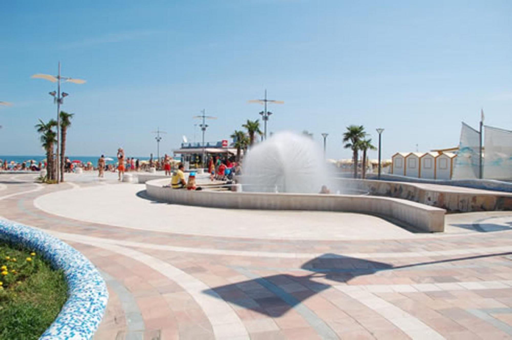 Hotel Lina Misano Adriatico Exterior foto